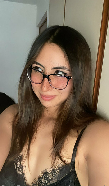 Naakte gelekte OnlyFans-foto van Naughtylatinagirl