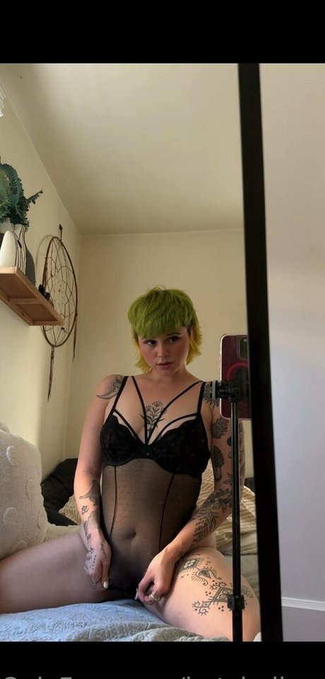 Naakte gelekte OnlyFans-foto van Hotchellerae