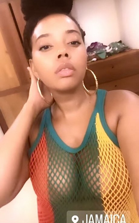 Naakte gelekte OnlyFans-foto van Angela Simmons