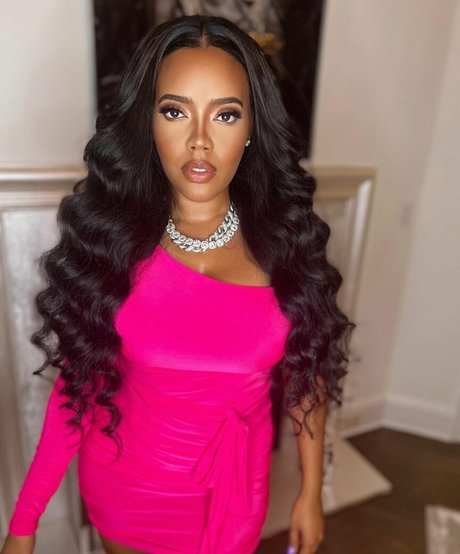 Naakte gelekte OnlyFans-foto van Angela Simmons