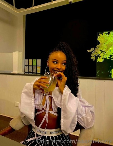 Naakte gelekte OnlyFans-foto van Naomiebony