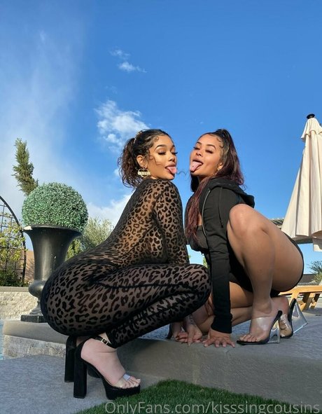 Naakte gelekte OnlyFans-foto van Kisssingcousins
