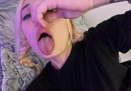 Naakte gelekte OnlyFans-foto van Skinnytyan