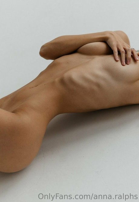 Naakte gelekte OnlyFans-foto van Anna Ralphs