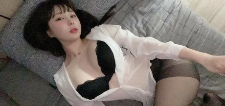 Naakte gelekte OnlyFans-foto van By3ol