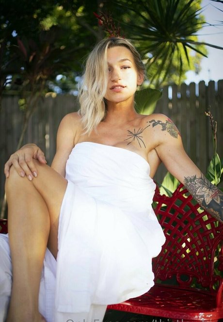 Naakte gelekte OnlyFans-foto van Katie Sunrat