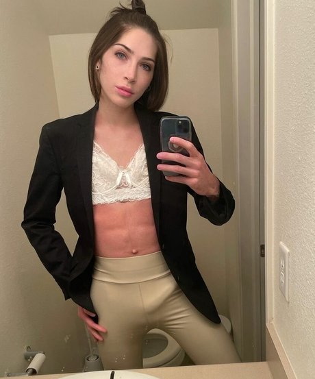 Naakte gelekte OnlyFans-foto van Allie Lilac