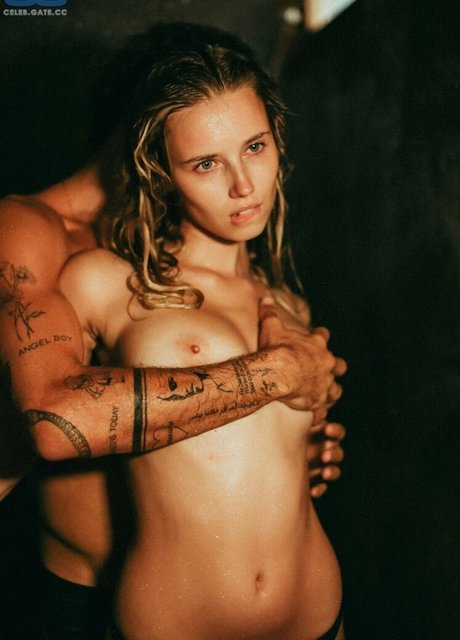 Naakte gelekte OnlyFans-foto van Polina Malinovskaya