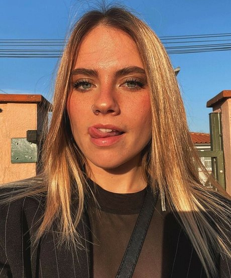 Naakte gelekte OnlyFans-foto van Axelle Maga
