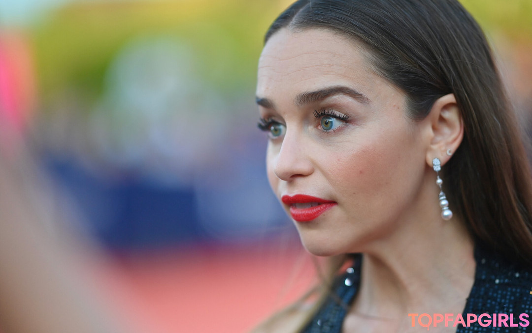 Naakte gelekte OnlyFans-foto van Emilia Clarke #1144