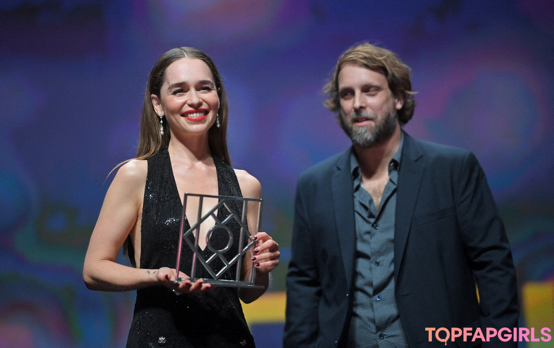 Naakte gelekte OnlyFans-foto van Emilia Clarke #1155
