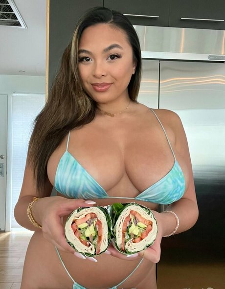 Naakte gelekte OnlyFans-foto van Linda Vo