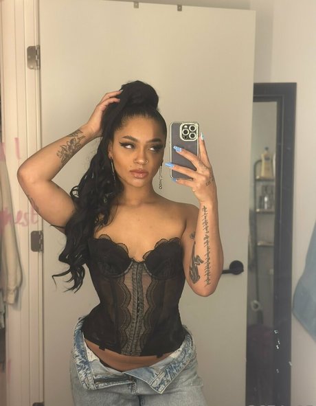 Naakte gelekte OnlyFans-foto van Berave