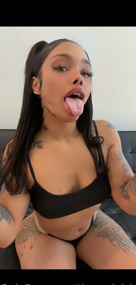 Naakte gelekte OnlyFans-foto van Therealvickyy