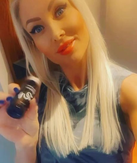 Naakte gelekte OnlyFans-foto van Laura Hermansen