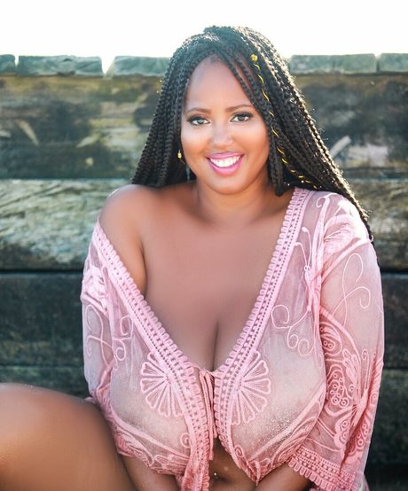 Naakte gelekte OnlyFans-foto van Monique Cooper