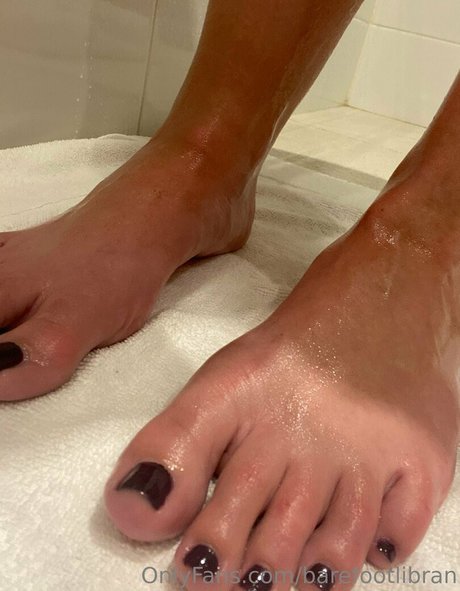 Naakte gelekte OnlyFans-foto van Barefootlibran