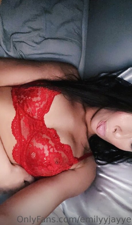 Naakte gelekte OnlyFans-foto van Emily Jaye