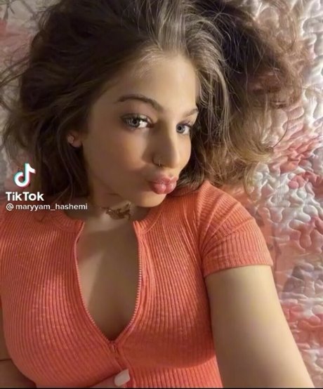 Naakte gelekte OnlyFans-foto van Hashemi Sisters