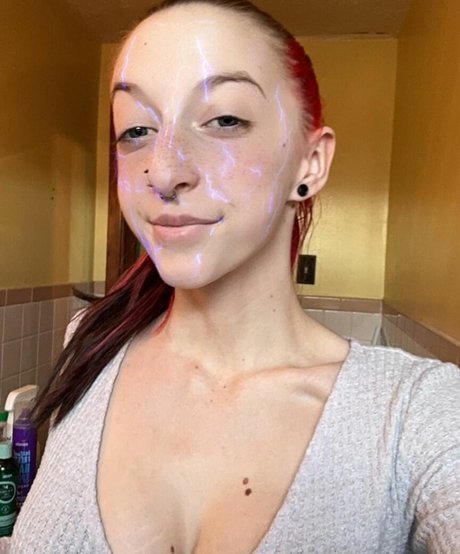 Naakte gelekte OnlyFans-foto van Frontdesklady