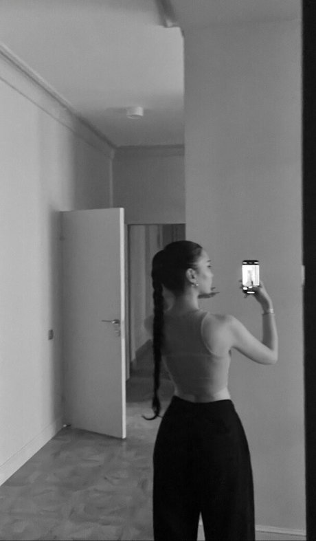 Naakte gelekte OnlyFans-foto van Aya Shalkar