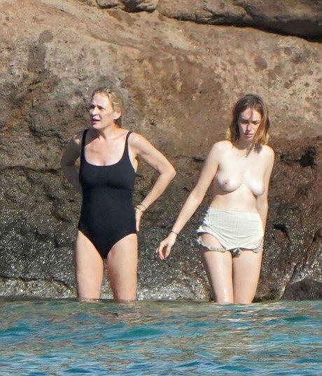 Naakte gelekte OnlyFans-foto van Maya Hawke