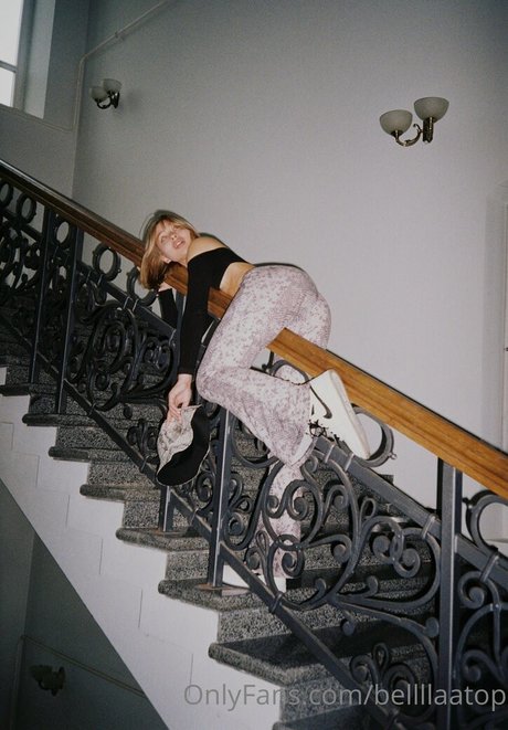Naakte gelekte OnlyFans-foto van Bellllaatop