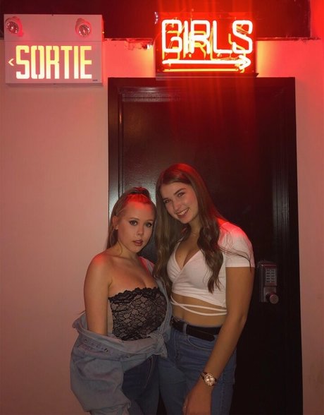 Naakte gelekte OnlyFans-foto van Emily Kyte