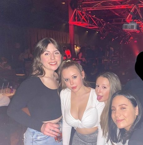 Naakte gelekte OnlyFans-foto van Emily Kyte