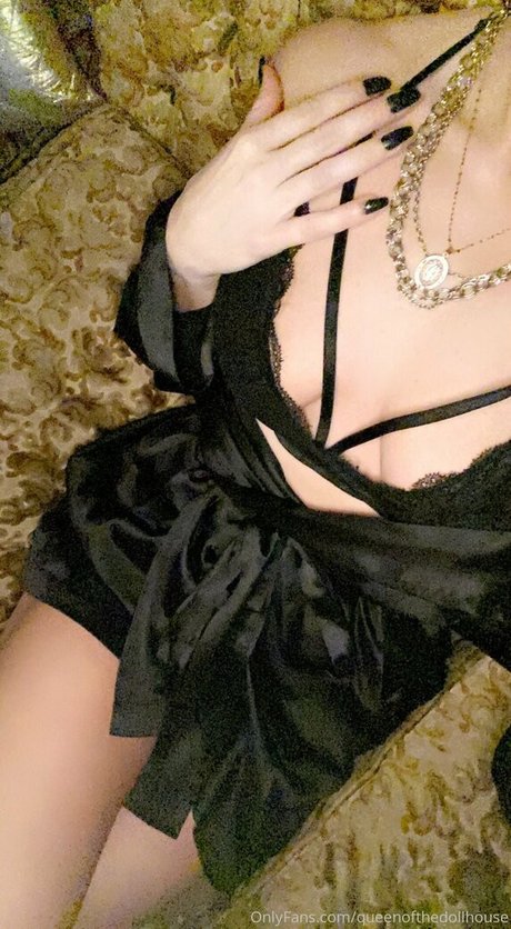 Naakte gelekte OnlyFans-foto van Queenofthedollhouse
