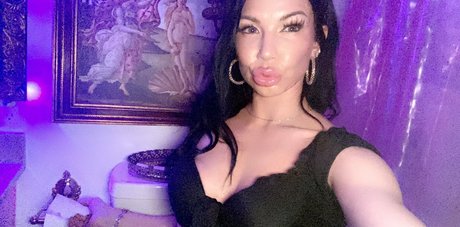 Naakte gelekte OnlyFans-foto van Queenofthedollhouse