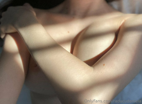 Naakte gelekte OnlyFans-foto van Raducu Daniela