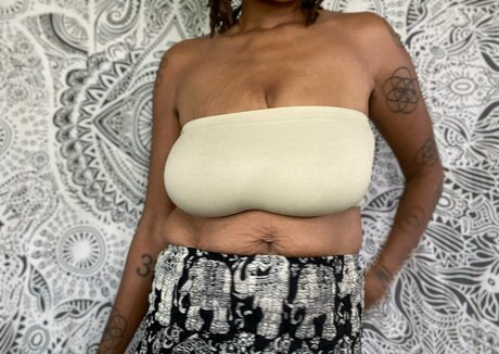 Naakte gelekte OnlyFans-foto van Therealblackqueenraven