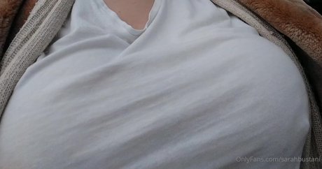Naakte gelekte OnlyFans-foto van Sarahbustani