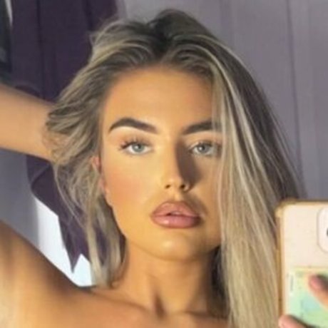 Naakte gelekte OnlyFans-foto van Lilbratbabyyyx