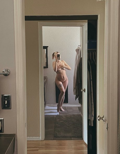 Naakte gelekte OnlyFans-foto van Peachy Shea