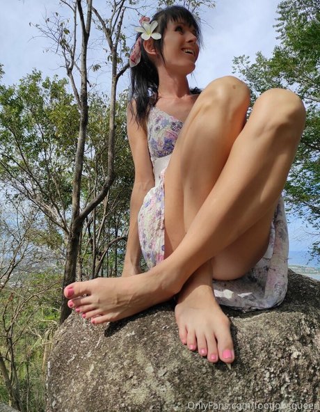 Naakte gelekte OnlyFans-foto van Footjobsqueen