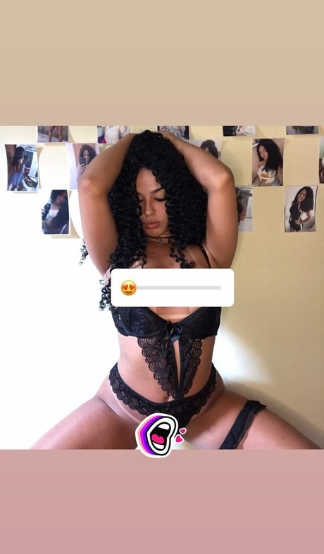 Naakte gelekte OnlyFans-foto van Mirian Gabriela