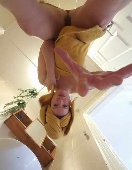 Naakte gelekte OnlyFans-foto van Giantessgingerofficial