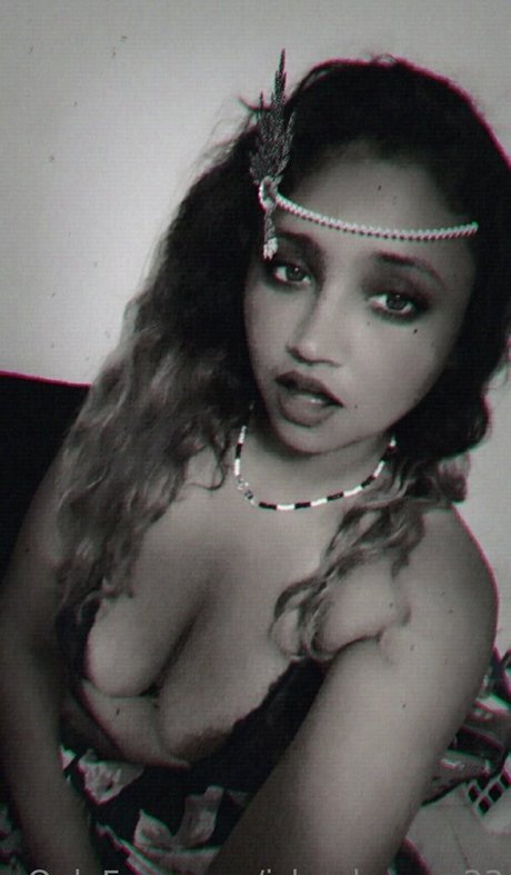 Naakte gelekte OnlyFans-foto van Islandqueen23