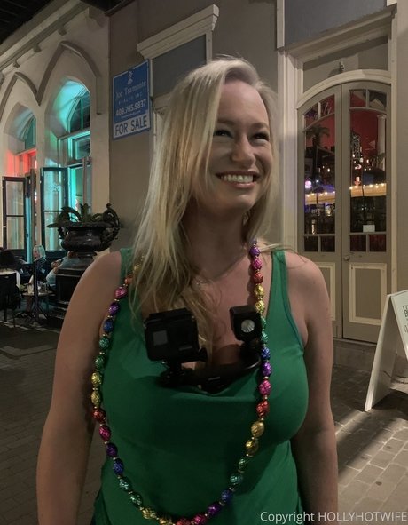 Hollyhotwife