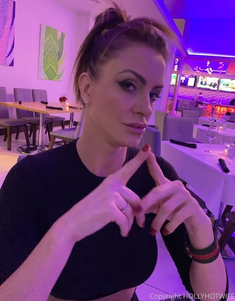 Hollyhotwife