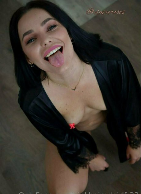Naakte gelekte OnlyFans-foto van Pinkhairedgirlfr33