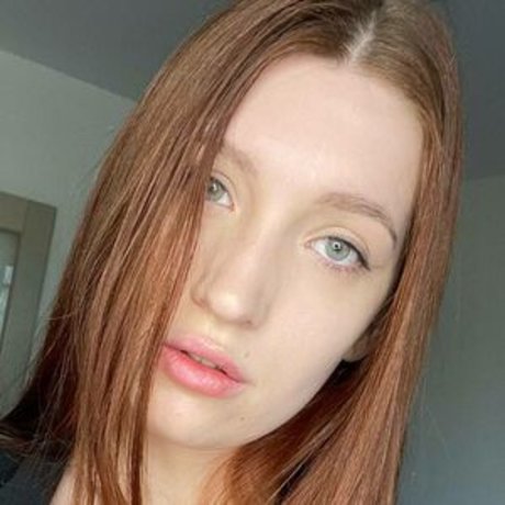 Naakte gelekte OnlyFans-foto van Emma Sweetness