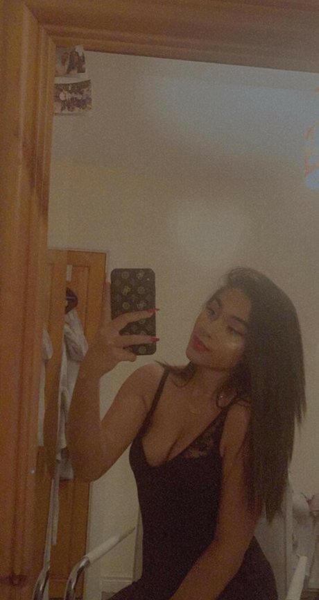 Naakte gelekte OnlyFans-foto van Laura Grover