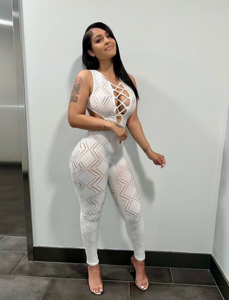 Naakte gelekte OnlyFans-foto van Jasmine Grenaway