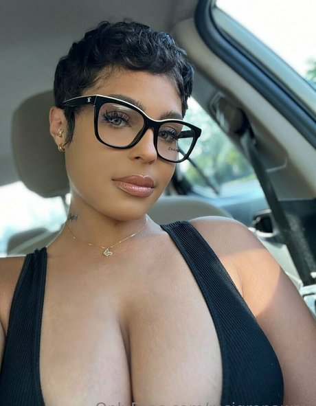Naakte gelekte OnlyFans-foto van Jasmine Grenaway