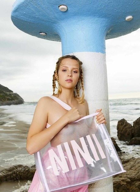 Naakte gelekte OnlyFans-foto van Angele Van Laeken
