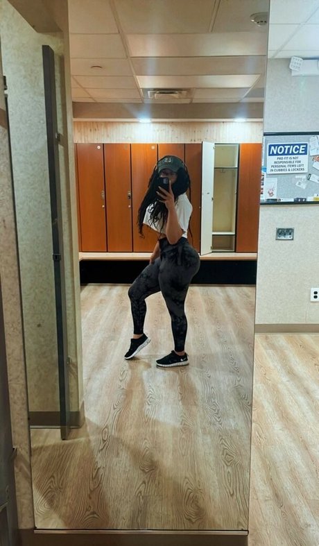 Naakte gelekte OnlyFans-foto van Safiyaswrld