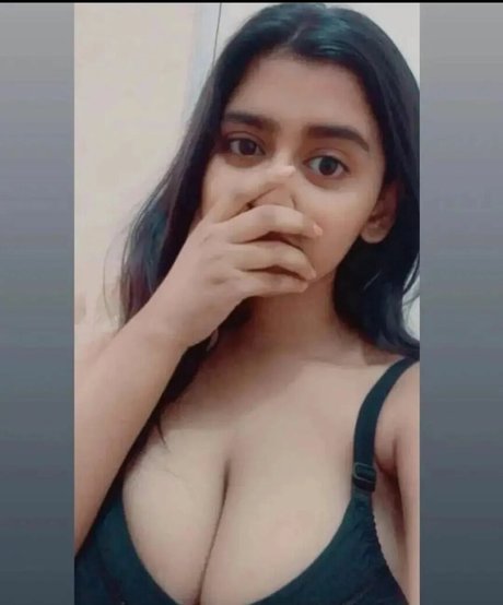 Naakte gelekte OnlyFans-foto van Sanjana Saba